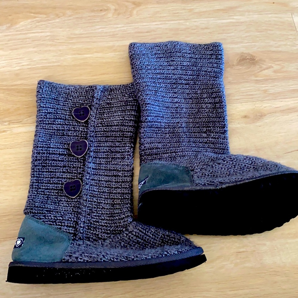 The prettiest Knitted boots for the cold ! ❄️